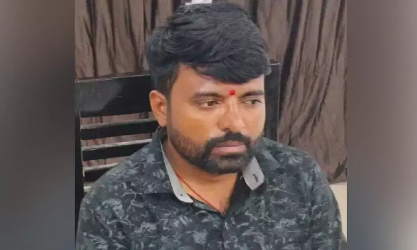 കൈ​ക്കൂ​ലി വാ​ങ്ങു​ന്ന​തി​നി​ടെ റ​വ​ന്യൂ ഉ​ദ്യോ​ഗ​സ്ഥ​ൻ അ​റ​സ്റ്റി​ൽ