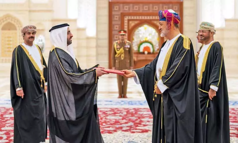 അം​ബാ​സ​ഡ​ർ​മാ​ർ യോ​ഗ്യ​ത പ​ത്ര​ങ്ങ​ൾ സു​ൽ​ത്താ​ന് കൈ​മാ​റി