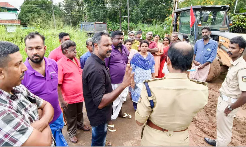റോഡ് പണി പാതിവഴിയിൽ; സാധനങ്ങൾ കടത്താനുള്ള കരാറുകാര​ന്റെ നീക്കം നാട്ടുകാർ തടഞ്ഞു