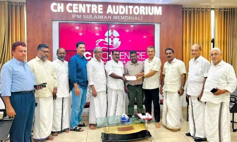 കെ.​എം.​സി.​സി സി.​എ​ച്ച് സെ​ന്റ​ർ ഫ​ണ്ട്‌ കൈ​മാ​റി