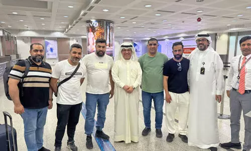 Citizens returning home from Iraq via Kuwait with officials
