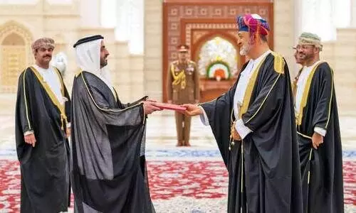 അം​ബാ​സ​ഡ​ർ​മാ​ർ യോ​ഗ്യ​ത പ​ത്ര​ങ്ങ​ൾ സു​ൽ​ത്താ​ന് കൈ​മാ​റി