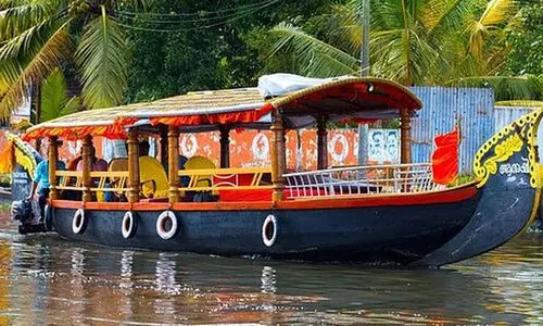 ടൂറിസത്തിന്റെ മറവിൽ അനധികൃത ജലയാനങ്ങൾ