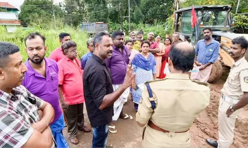 റോഡ് പണി പാതിവഴിയിൽ; സാധനങ്ങൾ കടത്താനുള്ള കരാറുകാര​ന്റെ നീക്കം നാട്ടുകാർ തടഞ്ഞു