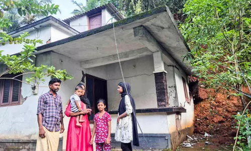 മഴക്കെടുതിയിൽ വീട് തകർന്നു മഴക്കെടുതിയിൽ വീട് തകർന്നു