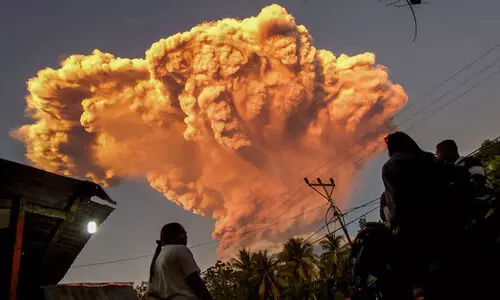 ഇന്തോനേഷ്യയിൽ വൻ അഗ്നിപർവ്വത സ്ഫോടനം​: കിലോമീറ്ററുകൾ ഉയരത്തിൽ തീ തുപ്പി;   ഡസൻ കണക്കിന് വിമാനങ്ങൾ റദ്ദാക്കി