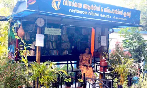 ഇ​ന്ന് വാ​യ​നാ​ദി​നം; പുസ്തകാലംകൃത​ം ഈ വഴിയോര കാത്തിരിപ്പുകേന്ദ്രം