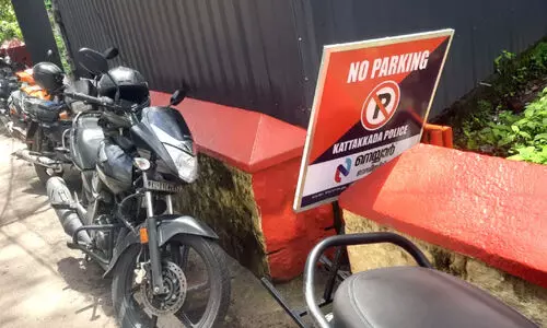 നിരോധിച്ചു, ബോർഡ്​വെച്ചു; അനധികൃത പാർക്കിങ്​ തുടരുന്നു, ഗതാഗതക്കുരുക്കിൽ കാട്ടാക്കട