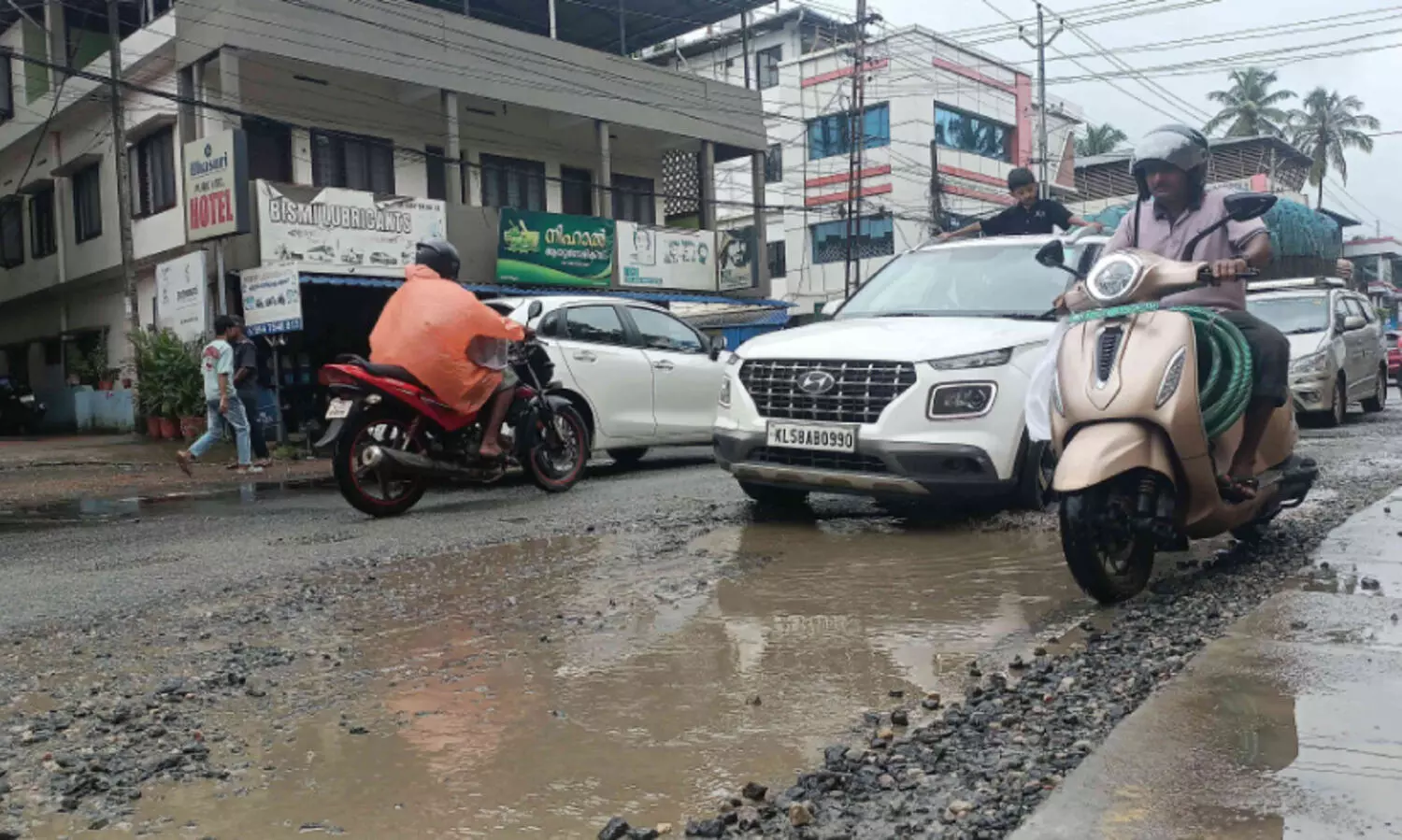 അങ്ങാടിപ്പുറത്ത് കുരുക്കിന് പുറമേ ദേശീയപാതയിലെ കുഴികളും