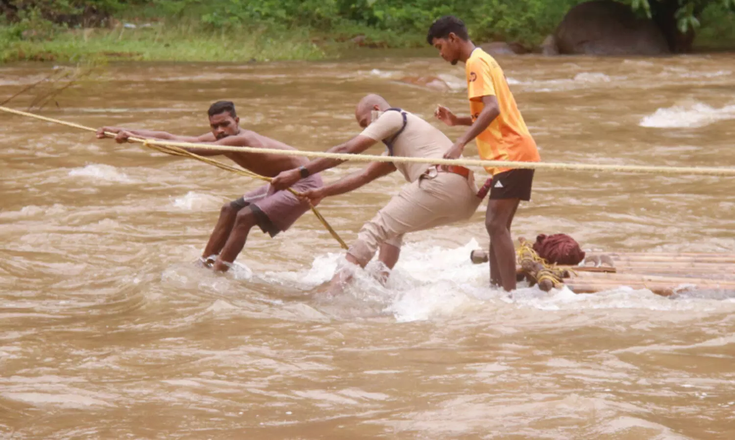 നിലമ്പൂരിൽ കിതച്ചും കുതിച്ചും മുന്നേറി പോളിങ്