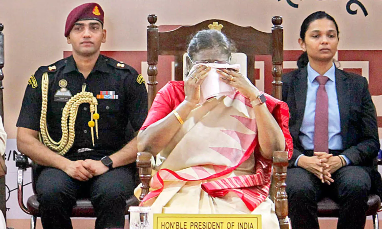 കാ​ഴ്ച​പ​രി​മി​തി​യു​ള്ള വി​ദ്യാ​ർ​ഥി​ക​ൾ ആ​ല​പി​ച്ച ജ​ന്മ​ദി​ന ഗാ​നം കേ​ട്ട് വി​തു​മ്പി രാ​ഷ്ട്ര​പ​തി