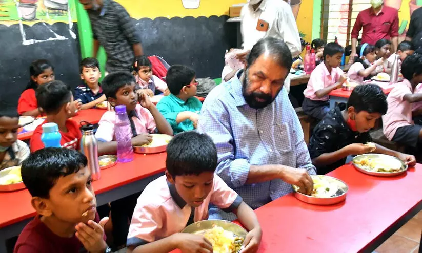ഉച്ചയ്ക്ക് ഫ്രൈഡ് റൈസും ബിരിയാണിയുമൊക്കെ നല്ലതാ.., പക്ഷേ അതിനുള്ള പണം കൂടി തരണമെന്ന് അധ്യാപക സംഘടനകൾ