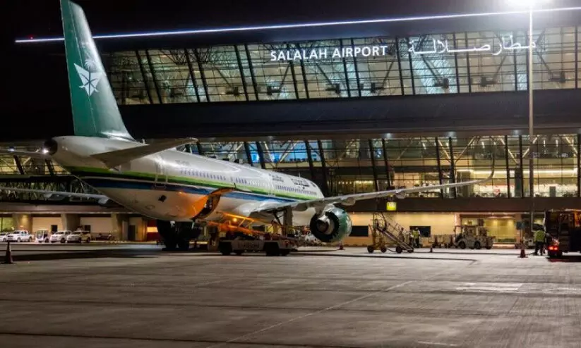 ഖ​രീ​ഫ്: സൗ​ദി എ​യ​ർ​ലൈ​ൻ​സി​ന്റെ ആ​ദ്യ വി​മാ​നം സ​ലാ​ല​യി​ലെ​ത്തി