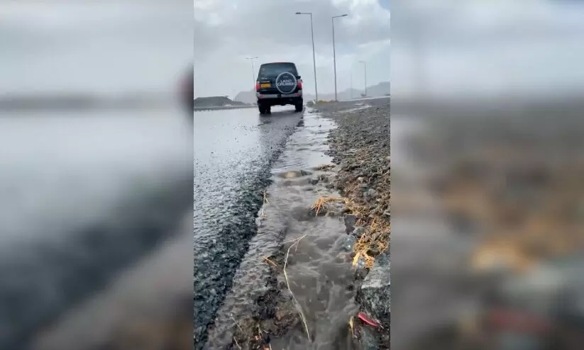 വി​വി​ധ പ്ര​​ദേ​ശ​ങ്ങ​ളി​ൽ മ​ഴ