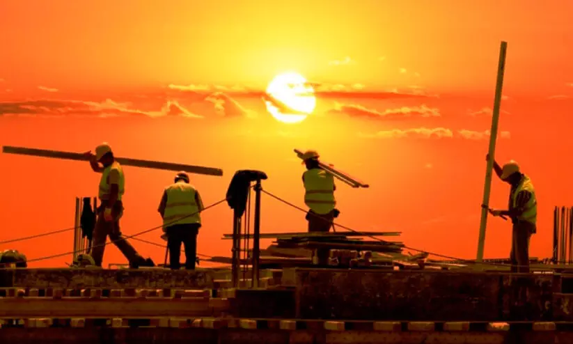 തൊ​ഴി​ലു​ട​മ​ക​ളോ​ട് ആ​രോ​ഗ്യ മ​ന്ത്രാ​ല​യം; ചൂ​ടി​ൽ​നി​ന്ന് തൊ​ഴി​ലാ​ളി​ക​ൾ​ക്ക് സം​ര​ക്ഷ​ണ​മൊ​രു​ക്ക​ണം