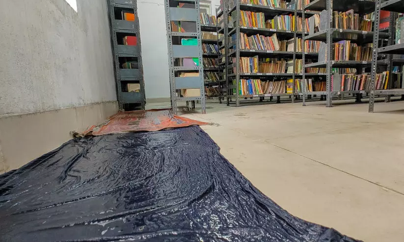 പുതിയ കെട്ടിടം നോക്കുകുത്തി, പഴയതിന് ചോർച്ച; വായന ദിനത്തിലും തൃശൂർ പബ്ലിക് ലൈബ്രറിക്ക് കണ്ണീരൊപ്പ്