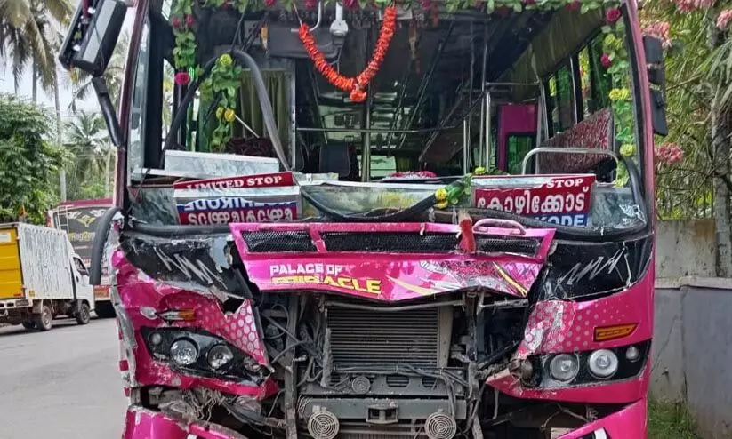 ദേശീയപാതയിൽ സ്വകാര്യ ബസുകൾ കൂട്ടിമുട്ടി അമ്പതോളം പേർക്ക് പരിക്ക്