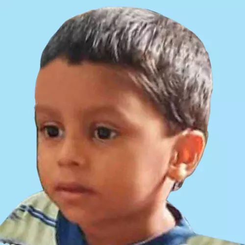 ആ​റു​വ​രി​പ്പാ​ത​യി​ലെ വെ​ള്ള​ക്കെ​ട്ടി​ൽ കാ​ർ മ​റി​ഞ്ഞ് അ​പ​ക​ടം:  ചി​കി​ത്സ​യി​ലി​രു​ന്ന മൂ​ന്ന് വ​യ​സ്സു​കാ​ര​ൻ മ​രി​ച്ചു