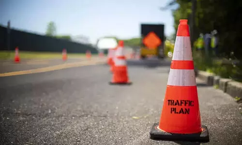 ഗ​താ​ഗ​ത നി​യ​ന്ത്ര​ണം; ഉ​ദ്യോ​ഗ​സ്ഥ​രും വി​ദ്യാ​ർ​ഥി​ക​ളും ദു​രി​ത​ത്തി​ൽ