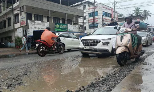 അങ്ങാടിപ്പുറത്ത് കുരുക്കിന് പുറമേ ദേശീയപാതയിലെ കുഴികളും
