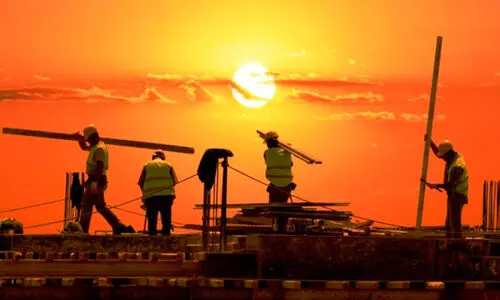 തൊഴിലുടമകളോട് ആരോഗ്യ മന്ത്രാലയം; ചൂടിൽനിന്ന് തൊഴിലാളികൾക്ക് സംരക്ഷണമൊരുക്കണം തൊഴിലുടമകളോട് ആരോഗ്യ മന്ത്രാലയം; ചൂടിൽനിന്ന് തൊഴിലാളികൾക്ക് സംരക്ഷണമൊരുക്കണം