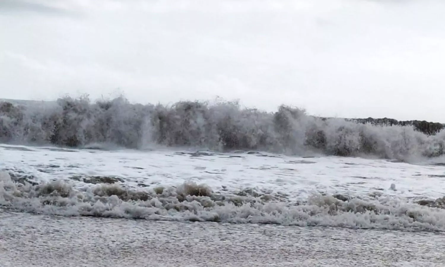 കടലാക്രമണഭീതിയിൽ തീരദേശം; ജാഗ്രതനിർദേശം