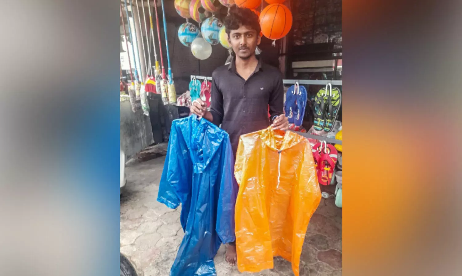 തകർത്ത്​ മഴ; വിപണിയിൽ ഹിറ്റായി മഴക്കോട്ടും മഴച്ചെരുപ്പും