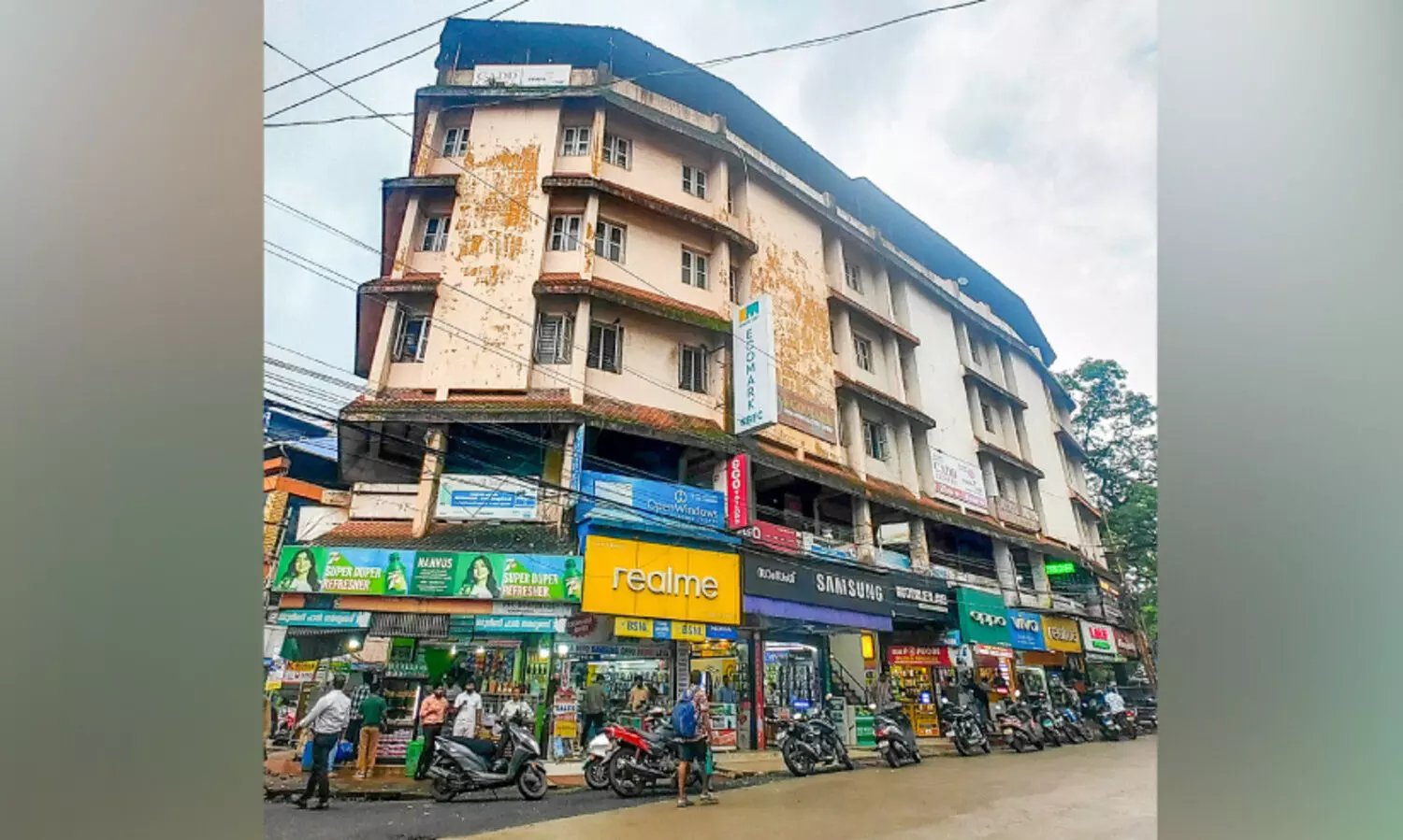 അപകടാവസ്ഥയിൽ കോർപറേഷൻ ബെൽമൗത്ത് കെട്ടിടം