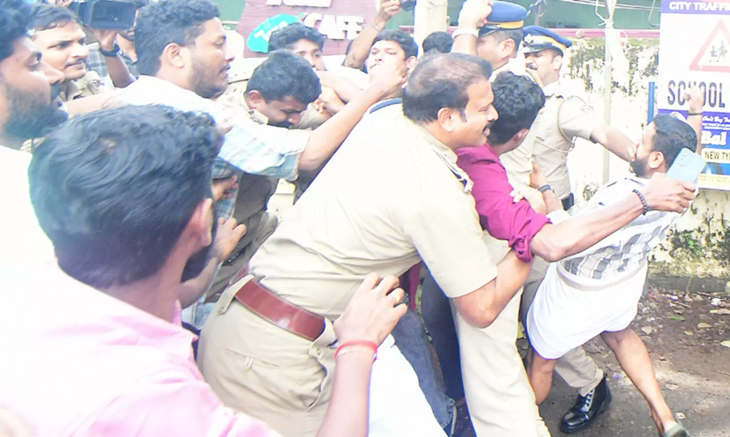 കോഴിക്കോട്ട് മന്ത്രി ശിവൻകുട്ടിക്ക് നേരെ പ്രതിഷേധം; യുവമോർച്ച-എസ്.എഫ്.ഐ പ്രവർത്തകർ ഏറ്റുമുട്ടി