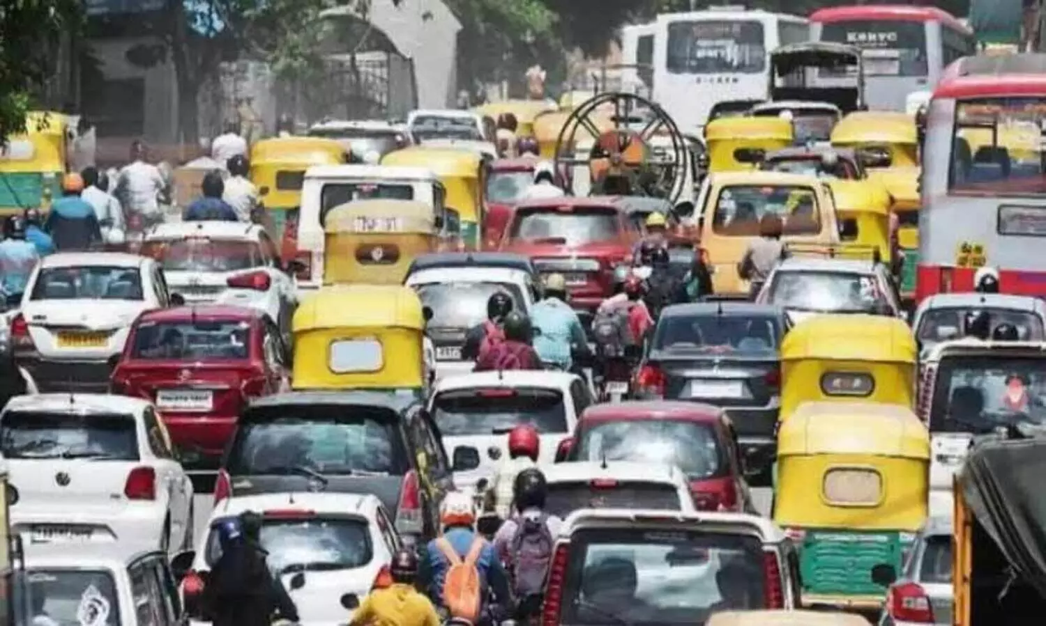 ഒരു ദിവസം ഓട്ടോക്ക് ചെലവാകുന്നത് 700 രൂപ; എതിരാളികൾ ഇല്ലാതായതോടെ ടാക്സികൾ തോന്നിയപടി ചാർജ് ഈടാക്കുന്നു; ബംഗളൂരു ബൈക്ക് ടാക്സി നിരോധനത്തിനെതിരെ ജനങ്ങൾ