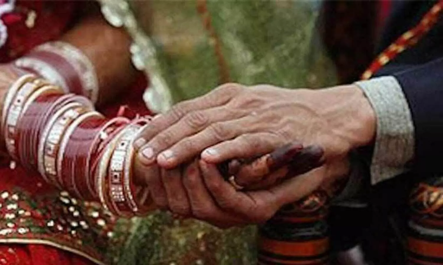 വ്യത്യസ്ത ജാതിയിൽ നിന്ന് വിവാഹം ചെയ്തതിന് ദളിത് കുടുംബത്തിലെ 40 പേരുടെ തലമുണ്ഡനം ചെയ്തു നാട്ടുകാരുടെ ക്രൂരത