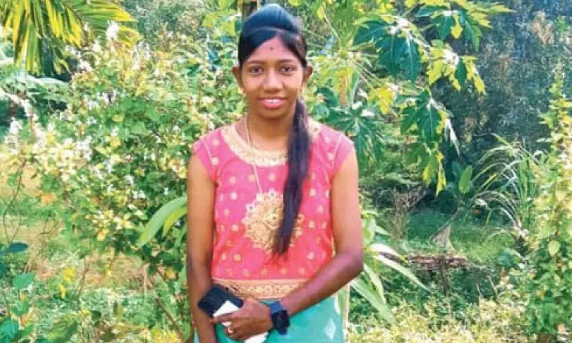 പശുവിന് പുല്ലരിഞ്ഞ് മടങ്ങിയ യുവതി അണ​െക്കട്ടിൽ വീണ് മരിച്ചു