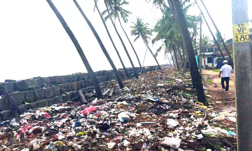 ക​ട​ൽ​ക്ഷോ​ഭം; മാ​ലി​ന്യ​ത്തി​ൽ മു​ങ്ങി ക​ട​ലോ​രം