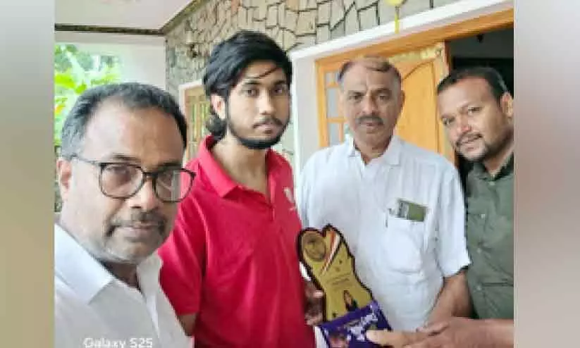 ത​ളി​ക്കു​ളം പ്ര​വാ​സി കൂ​ട്ടാ​യ്മ പ്ര​ഥ​മ അ​വാ​ർ​ഡ് വി​ത​ര​ണം