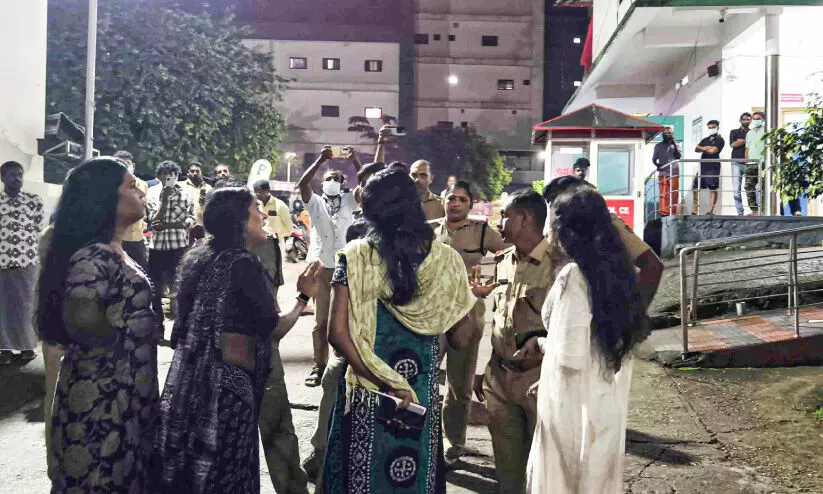 ​പൊലീസ്​-ട്രാൻസ്ജെൻഡേഴ്സ് സംഘർഷം; പുനലൂർ താലൂക്കാശുപത്രി വളപ്പിലും വാക്കേറ്റം