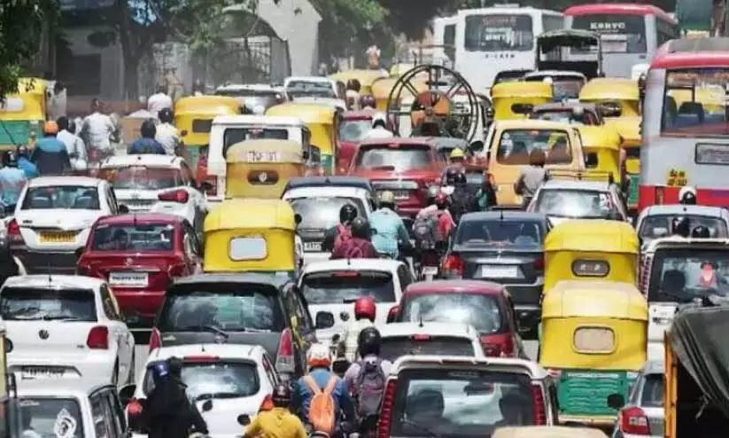 ഒരു ദിവസം ഓട്ടോക്ക് ചെലവാകുന്നത് 700 രൂപ; എതിരാളികൾ ഇല്ലാതായതോടെ ടാക്സികൾ തോന്നിയപടി ചാർജ് ഈടാക്കുന്നു; ബംഗളൂരു ബൈക്ക് ടാക്സി നിരോധനത്തിനെതിരെ ജനങ്ങൾ ഒരു ദിവസം ഓട്ടോക്ക് ചെലവാകുന്നത് 700 രൂപ; എതിരാളികൾ ഇല്ലാതായതോടെ ടാക്സികൾ തോന്നിയപടി ചാർജ് ഈടാക്കുന്നു; ബംഗളൂരു ബൈക്ക് ടാക്സി നിരോധനത്തിനെതിരെ ജനങ്ങൾ