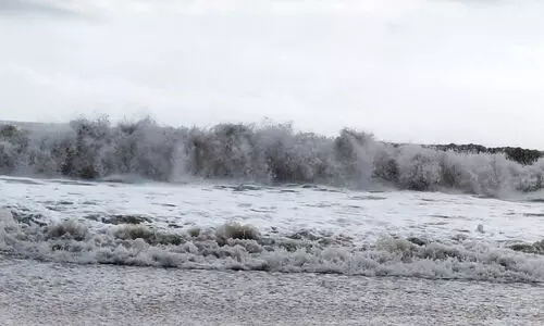 കടലാക്രമണഭീതിയിൽ തീരദേശം; ജാഗ്രതനിർദേശം കടലാക്രമണഭീതിയിൽ തീരദേശം; ജാഗ്രതനിർദേശം