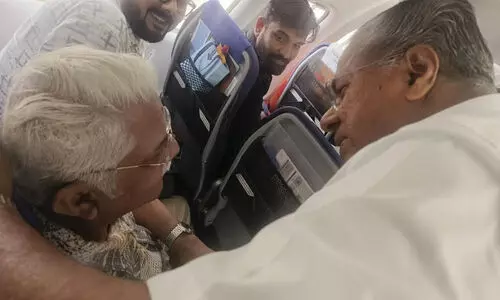 ജഗതിയോടൊപ്പം പിണറായി; അപ്രതീക്ഷിത കണ്ടുമുട്ടലിന്‍റെ ചിത്രം പങ്കുവെച്ച് മുഖ്യമന്ത്രി