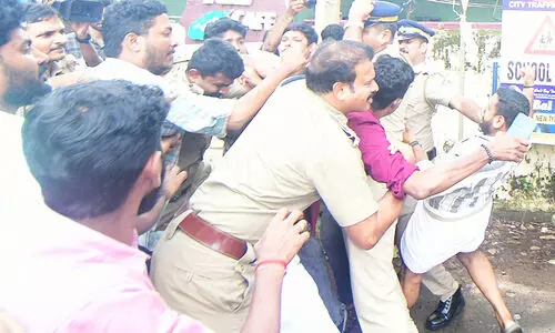 കോഴിക്കോട്ട് മന്ത്രി ശിവൻകുട്ടിക്ക് നേരെ പ്രതിഷേധം; യുവമോർച്ച-എസ്.എഫ്.ഐ പ്രവർത്തകർ ഏറ്റുമുട്ടി