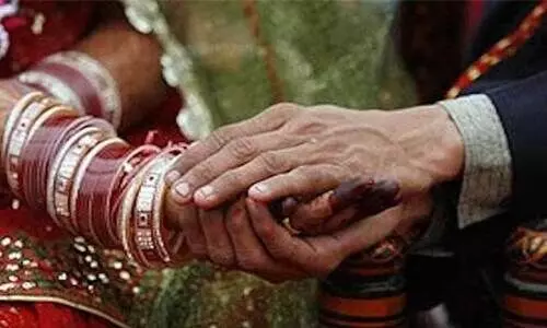 വ്യത്യസ്ത ജാതിയിൽ നിന്ന് വിവാഹം ചെയ്തതിന് ദളിത് കുടുംബത്തിലെ 40 പേരുടെ തലമുണ്ഡനം ചെയ്തു നാട്ടുകാരുടെ ക്രൂരത