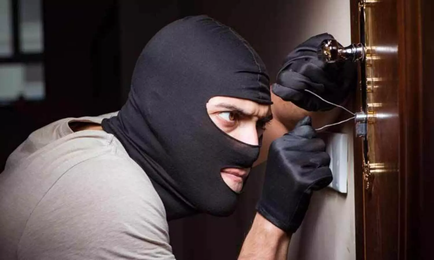 മ​ഴ​യു​ടെ മ​റ​യ​ത്ത് മോ​ഷ്ടാ​ക്ക​ളി​റ​ങ്ങാം...വേ​ണം, അ​തി​ജാ​ഗ്ര​ത