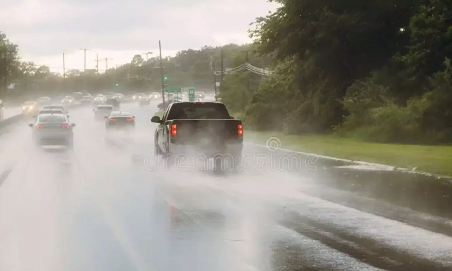 മ​ഴ​യാ​ണ്, റോ​ഡി​ൽ പാ​യ​രു​ത്