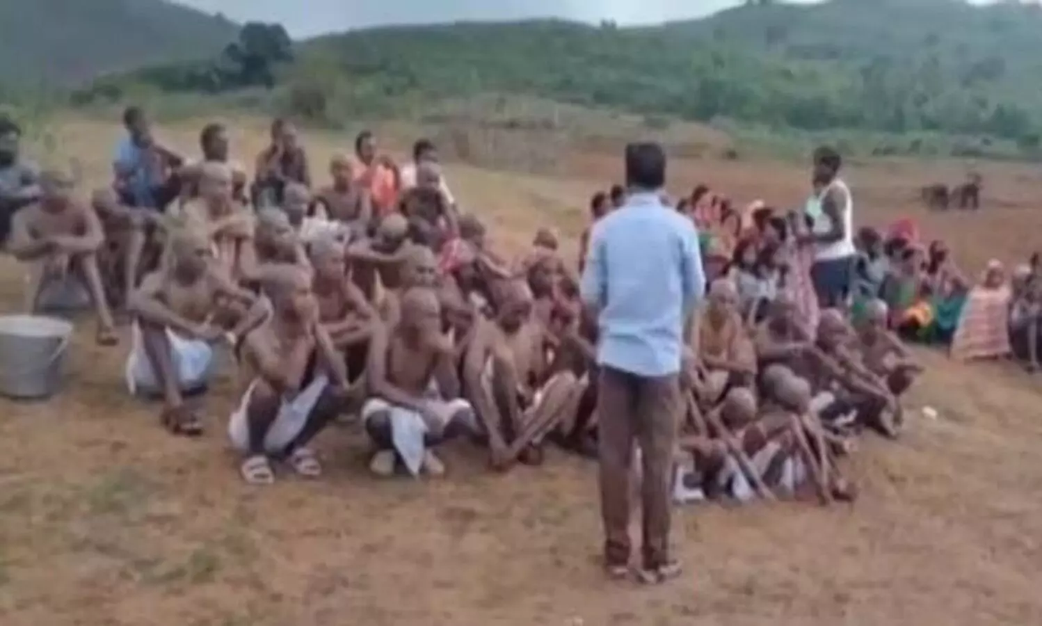 ജാതി മാറി വിവാഹം കഴിച്ചതിന് പെൺകുട്ടിയുടെ ബന്ധുക്കളായ 40 പേരെ നിർബന്ധിച്ച് മൊട്ടയടിപ്പിച്ചു