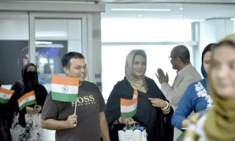 ഇറാനിൽനിന്ന് എത്തിയവർക്ക് ബംഗളൂരുവിൽ സ്വീകരണം ഇറാനിൽനിന്ന് എത്തിയവർക്ക് ബംഗളൂരുവിൽ സ്വീകരണം