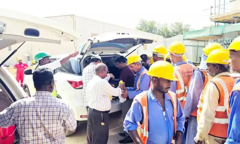 തൊ​ഴി​ലാ​ളി​ക​ൾ ശീ​ത​ള​പാ​നീ​യ​ങ്ങ​ളു​മാ​യി ‘ന​മ്മ​ൾ ചാ​വ​ക്കാ​ട്ടു​കാ​ർ ഒ​രാ​ഗോ​ള സൗ​ഹൃ​ദ​ക്കൂ​ട്ട്’