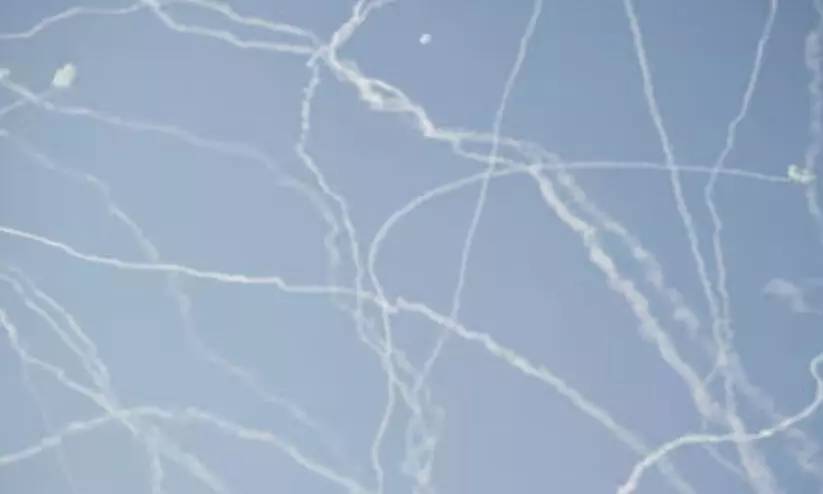 ഇസ്രായേലിന് നേരെ വീണ്ടും ഇറാൻ ആക്രമണം; മിസൈലുകൾ മധ്യ-വടക്കൻ മേഖലകളിൽ പതിച്ചു ഇസ്രായേലിന് നേരെ വീണ്ടും ഇറാൻ ആക്രമണം; മിസൈലുകൾ മധ്യ-വടക്കൻ മേഖലകളിൽ പതിച്ചു