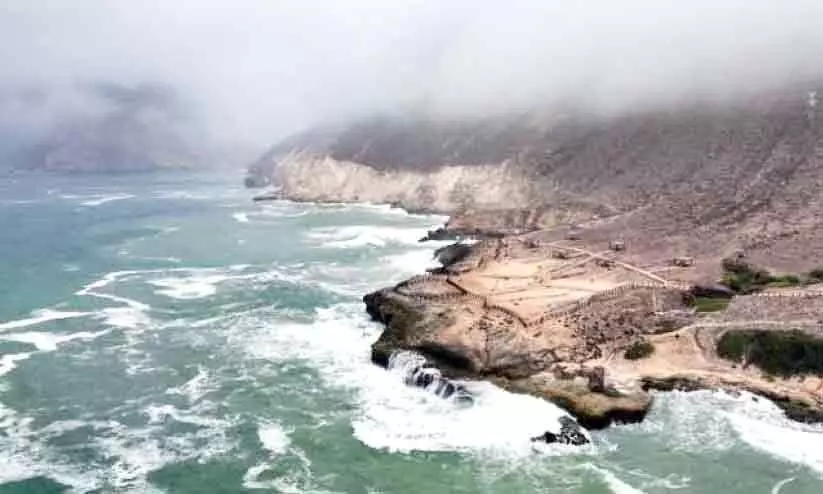 സ​ലാ​ല തീ​ര​ത്ത് വാ​ണി​ജ്യ ക​പ്പ​ൽ മു​ങ്ങി; ജീ​വ​ന​ക്കാ​രെ ര​ക്ഷ​പ്പെ​ടു​ത്തി