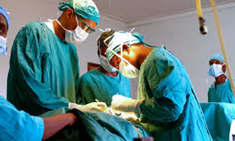 യുവാവിന്റെ കണ്ണിനും മൂക്കിനുമിടയിൽ കുടുങ്ങിയ നാലിഞ്ച് നീളമുള്ള കത്തി പുറത്തെടുത്ത് ഡോക്ടർമാർ