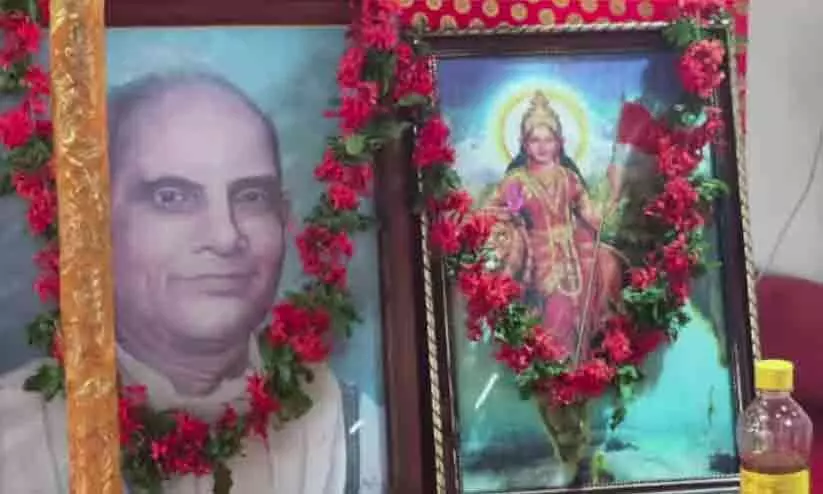 എൻ.എസ്.എസ് ചടങ്ങിനിടെ മന്നത്ത് പത്മനാഭനൊപ്പം കാവി പുതച്ച ഭാരതാംബ​​; പ്രതിഷേധം