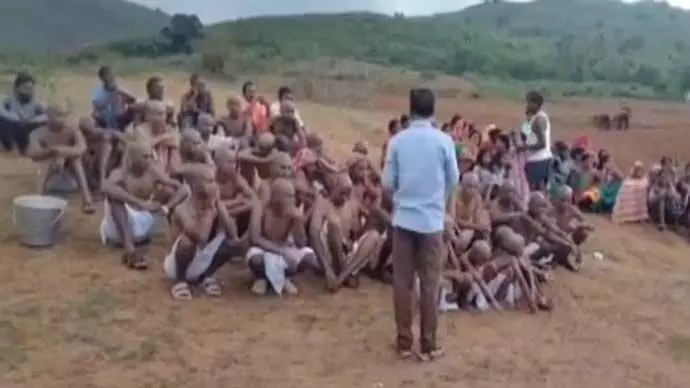 ജാതി മാറി വിവാഹം കഴിച്ചതിന് പെൺകുട്ടിയുടെ ബന്ധുക്കളായ 40 പേരെ നിർബന്ധിച്ച് മൊട്ടയടിപ്പിച്ചു ജാതി മാറി വിവാഹം കഴിച്ചതിന് പെൺകുട്ടിയുടെ ബന്ധുക്കളായ 40 പേരെ നിർബന്ധിച്ച് മൊട്ടയടിപ്പിച്ചു